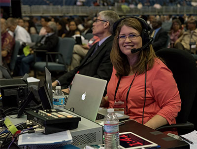 Seated in front of the stage, a member of the IT team scans badges for delegates who wish to speak. Dominik Zeh AR/ANN