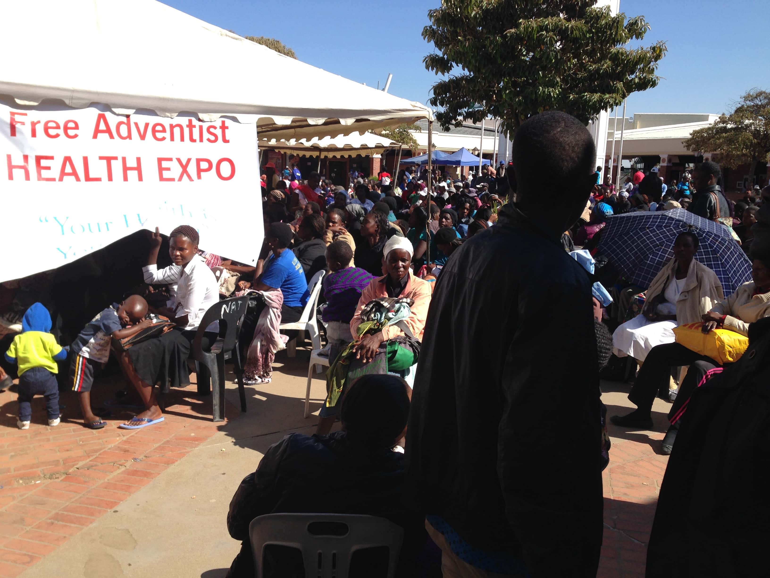 Scores of people waiting for free healthcare in the central square of the shopping center. (Andrew McChesney / AR)