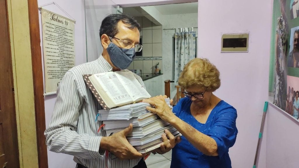 Apos 7 anos senhora finaliza copia da Biblia a mao 15