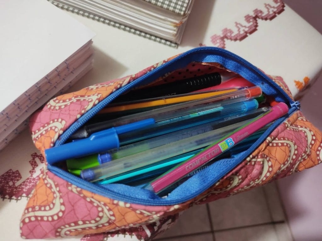 Apos 7 anos senhora finaliza copia da Biblia a mao 23