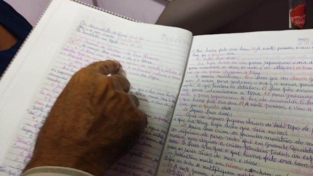 Apos 7 anos senhora finaliza copia da Biblia a mao 24